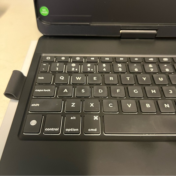 Typecase iPad 11 Pro Case with Keyboard: (11-inch, 2022) - 360° - Picture 8 of 13